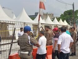 Diduga Lahan Sengketa, Taman Jajan Pasar Lama Tangerang Disegel Satpol PP