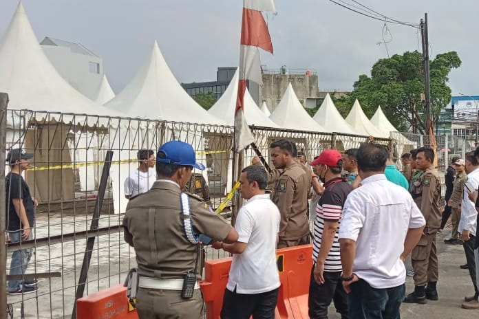 Pakai Lahan Sengketa, Taman Jajan Pasar Lama Tangerang Disegel Satpol PP