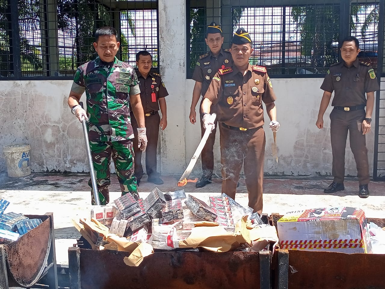 8.880 Bungkus Rokok Tanpa Cukai Dibakar Kejari Tangerang