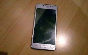 Cara Melepas Tempered Glass HP dengan Alat Sederhana