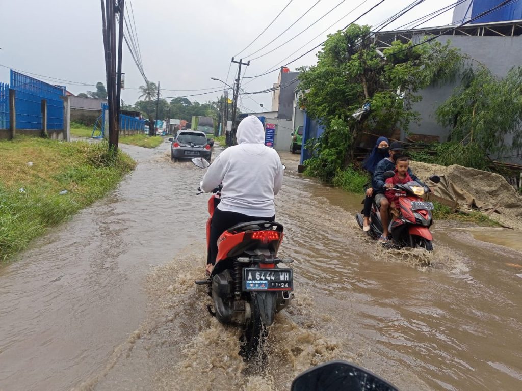 Jalan Raya Korelet Panongan Tangerang Terendam Banjir Meski Hujan Sebentar