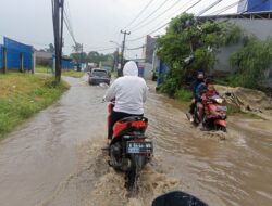 Jalan Raya Korelet Panongan Tangerang Terendam Banjir Meski Hujan Sebentar