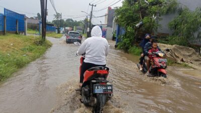 Jalan Raya Korelet Panongan Tangerang Terendam Banjir Meski Hujan Sebentar