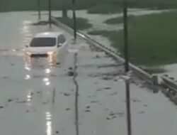 Mobil Ini Nekat Terobos Banjir hingga Hampir Terseret Arus di Tangerang
