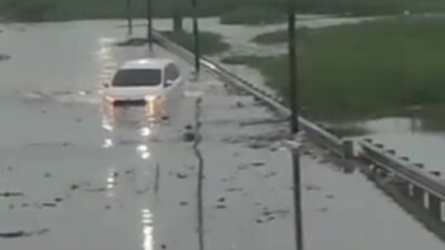 Mobil Ini Nekat Terobos Banjir hingga Hampir Terseret Arus di Tangerang