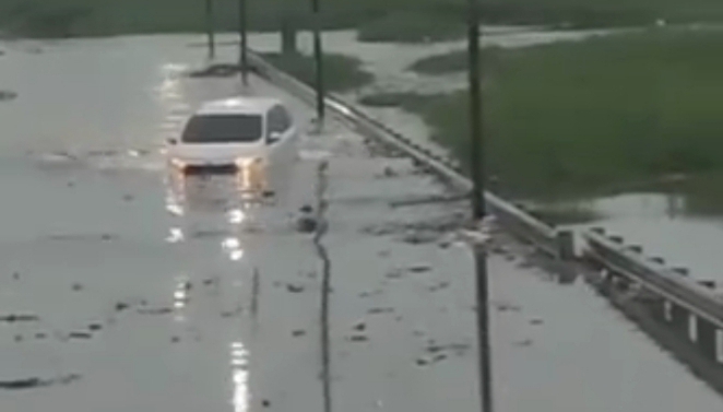 Ngeri, Mobil Ini Nekat Terobos Banjir hingga Hampir Terseret Arus di Tangerang