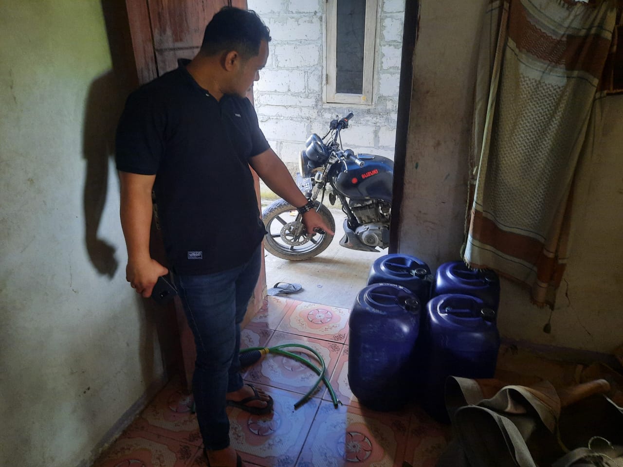 Pria Ini Ketahuan Modifikasi Tangki BBM Motor Supaya Bisa Jual Pertalite Eceran di Mauk Tangerang