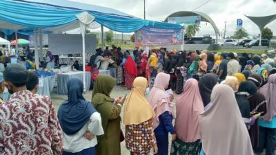 Ribuan Warga Solear Tangerang Serbu Bazar Sembako Murah