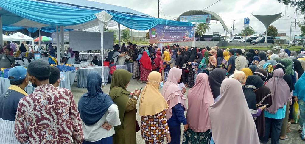 Ribuan Warga Solear Tangerang Serbu Bazar Sembako Murah