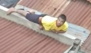 Viral Video Pria Panik Kepergok Ngintip hingga Lempar Batu 