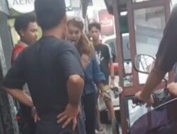 Viral Video Wanita Marah-marah Gegara Mobilnya Disenggol Gerobak PKL
