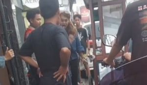 Viral Video Wanita Marah-marah Gegara Mobilnya Disenggol Gerobak PKL