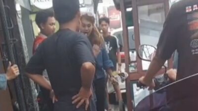 Viral Video Wanita Marah-marah Gegara Mobilnya Disenggol Gerobak PKL