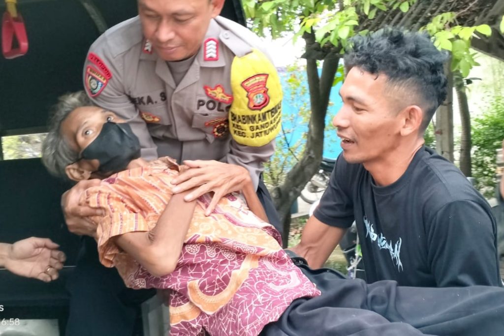 Miris, Lansia Dibuang Anaknya di Pinggir Jalan Jatiuwung Tangerang