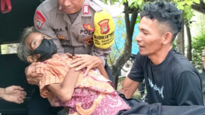 Miris, Lansia Diduga Dibuang Anaknya di Pinggir Jalan Jatiuwung Tangerang