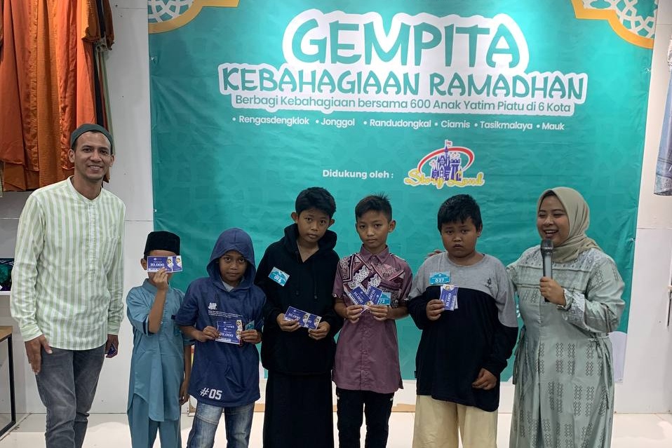 Ria Busana Ajak Anak Yatim Bebas Belanja Baju Lebaran di Mauk Tangerang