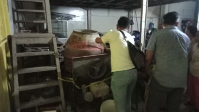 Terekam CCTV, Komplotan Maling Curi Mesin Molen Semen di Periuk Tangerang