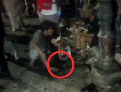 Kaki Pengunjung Pasar Lama Tersangkut di Sela Penutup Selokan Selama 2 Jam