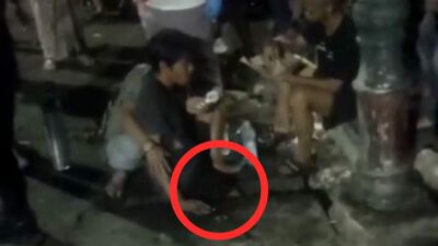Kok Bisa? Kaki Pengunjung Pasar Lama Tersangkut di Sela Penutup Selokan Selama 2 Jam