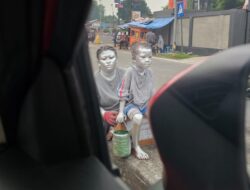 Bocah Dicat Silver Bersama Ibunya Ngemis di Lampu Merah Citra Raya Tangerang