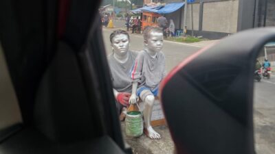 Bocah Dicat Silver Bersama Ibunya Ngemis di Lampu Merah Citra Raya Tangerang