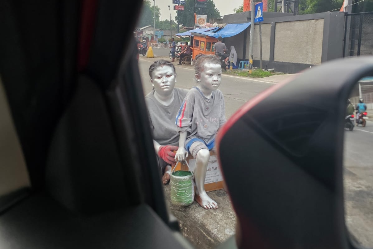 Miris, Bocah Dicat Silver Diduga Bersama Ibunya Ngemis di Lampu Merah Citra Raya Tangerang