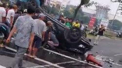 Innova Tabrak Pemotor dan Truk Tanki Air hingga Terguling di dekat ITC BSD, 4 Luka-luka