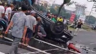 Mobil Innova Tabrak Pemotor dan Truk Tanki Air hingga Terguling di ITC BSD
