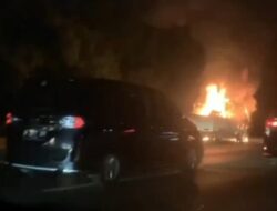 Mobil Pikap Ludes Terbakar di Tol Tangerang-Jakarta 