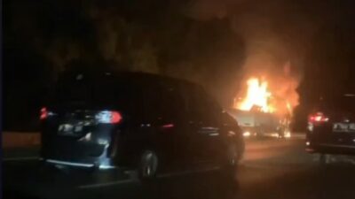 Mobil Pikap Ludes Terbakar di Tol Tangerang-Jakarta 