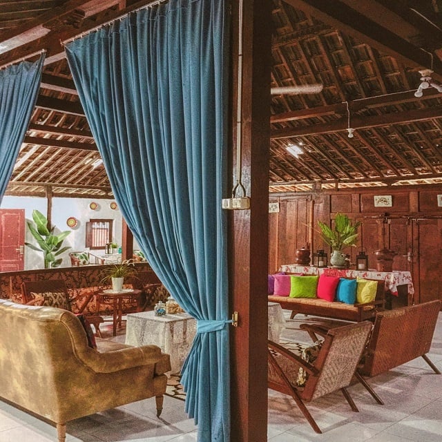 Ruang Tamu Desa yang Elegan
