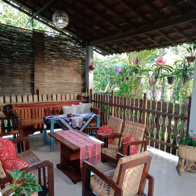 Ruang Tamu Sederhana di Teras