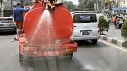 Antisipasi Pencemaran Udara, UPT Damkar Ciledug Semprot Jalan