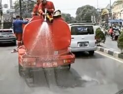 UPT Damkar Ciledug Semprot Jalan Guna Antisipasi Pencemaran Udara