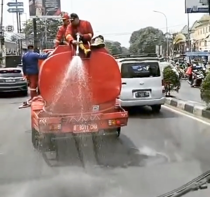 Antisipasi Pencemaran Udara, UPT Damkar Ciledug Semprot Jalan