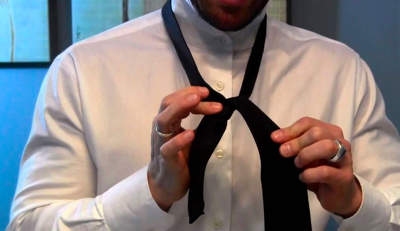 Cara Memakai Dasi yang Benar