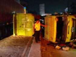 Truk Fuso Tabrak 3 Motor Lalu Terguling di Jl Raya Serang KM 22 Cikupa Tangerang