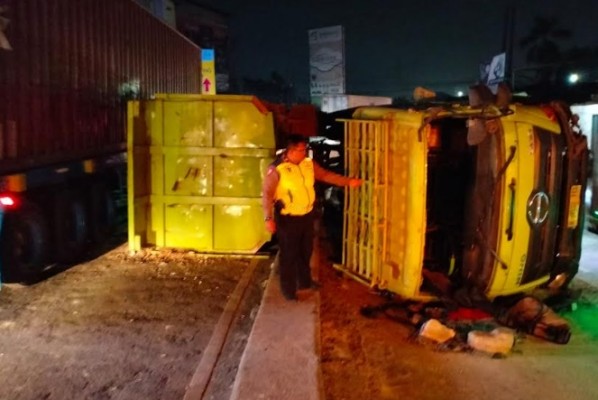 Diduga Sopir Mabuk, Truk Fuso Tabrak 3 Motor Lalu Terguling di Cikupa Tangerang