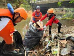 Habib Muda Tangerang Gandeng Milenial Bersihkan Kali Pesanggrahan Tangsel