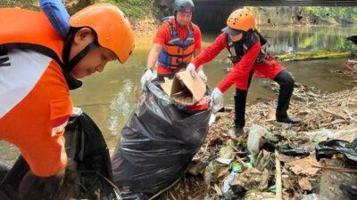 Habib Muda Tangerang Gandeng Milenial Bersihkan Kali Pesanggrahan Tangsel