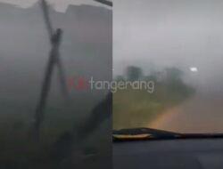 Jalanan di Rajeg Tangerang Berkabut Karena Asap Pembakaran Sampah