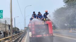 Kurangi Polusi Udara, Pemkot Tangerang Siram Jalan Raya