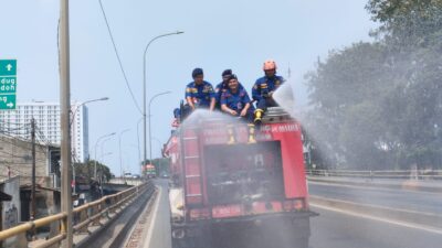 Pemkot Tangerang Siram Jalan Raya untuk Kurangi Polusi Udara