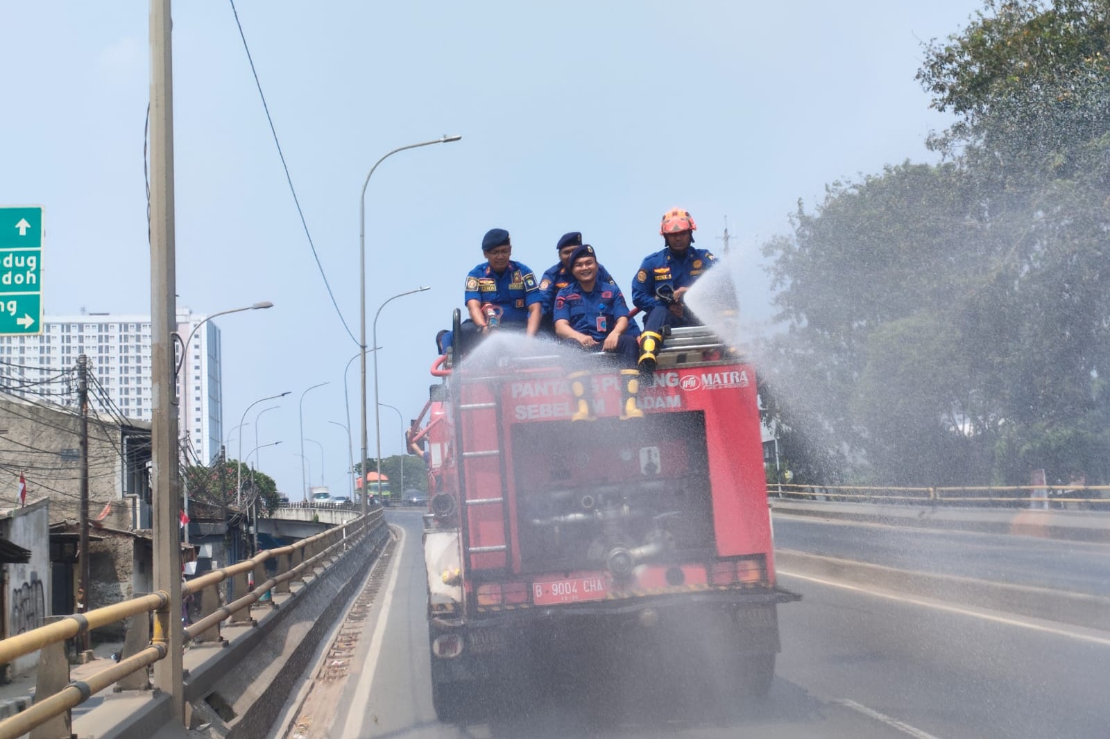 Kurangi Polusi Udara, Pemkot Tangerang Siram Jalan Raya