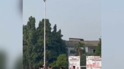 Viral, Aksi Heroik Pria di Tangerang Panjat Tiang Bendera demi Merah Putih Berkibar