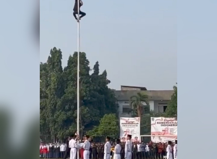 Viral, Aksi Heroik Pria di Tangerang Panjat Tiang Bendera demi Merah Putih Berkibar