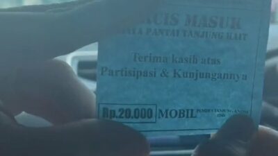 Viral, Pengunjung Kaget Bayar Karcis Rp40 Ribu di Pantai Tanjung Kait