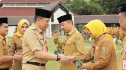 Pj. Bupati Tangerang Bagikan Bibit Cabai Kepada Para ASN Pemkab Tangerang Usai Apel Senin