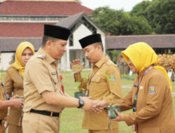 Pj. Bupati Tangerang Bagikan Bibit Cabai Kepada Para ASN Pemkab Tangerang Usai Apel Senin