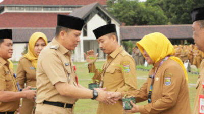Pj. Bupati Tangerang Bagikan Bibit Cabai Kepada Para ASN Pemkab Tangerang Usai Apel Senin